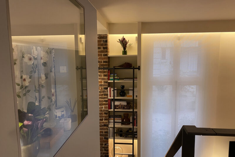 Ouvertures vitrées en second jour entre la chambre et le loft en brique, Paris IX