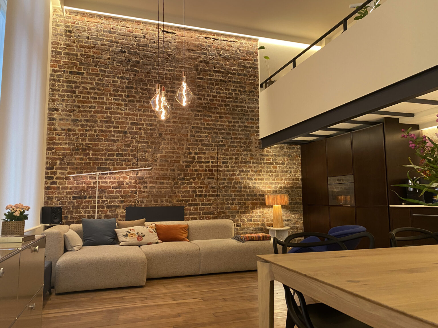 Comment adapter une rénovation de studio à Paris aux normes électriques actuelles ?