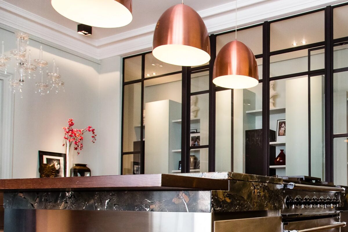 Cuisine ouverte sous verrière, suspensions cuivre, appartement haussmannien Paris XVII