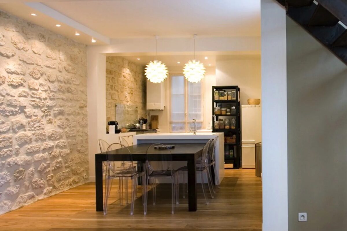 Cuisine et mur de pierre des deux appartements réunis en duplex, Paris IX