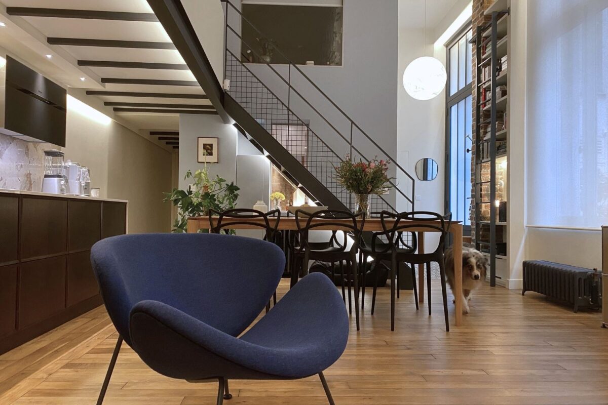 Atelier transformé en loft, mezzanine et fauteuil bleu, Paris IX