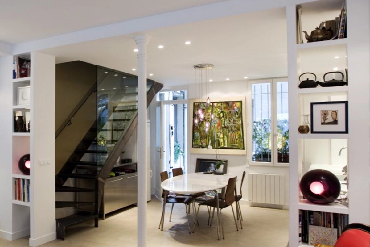 Escalier et verrière de la boutique de presse devenue duplex, Paris IX