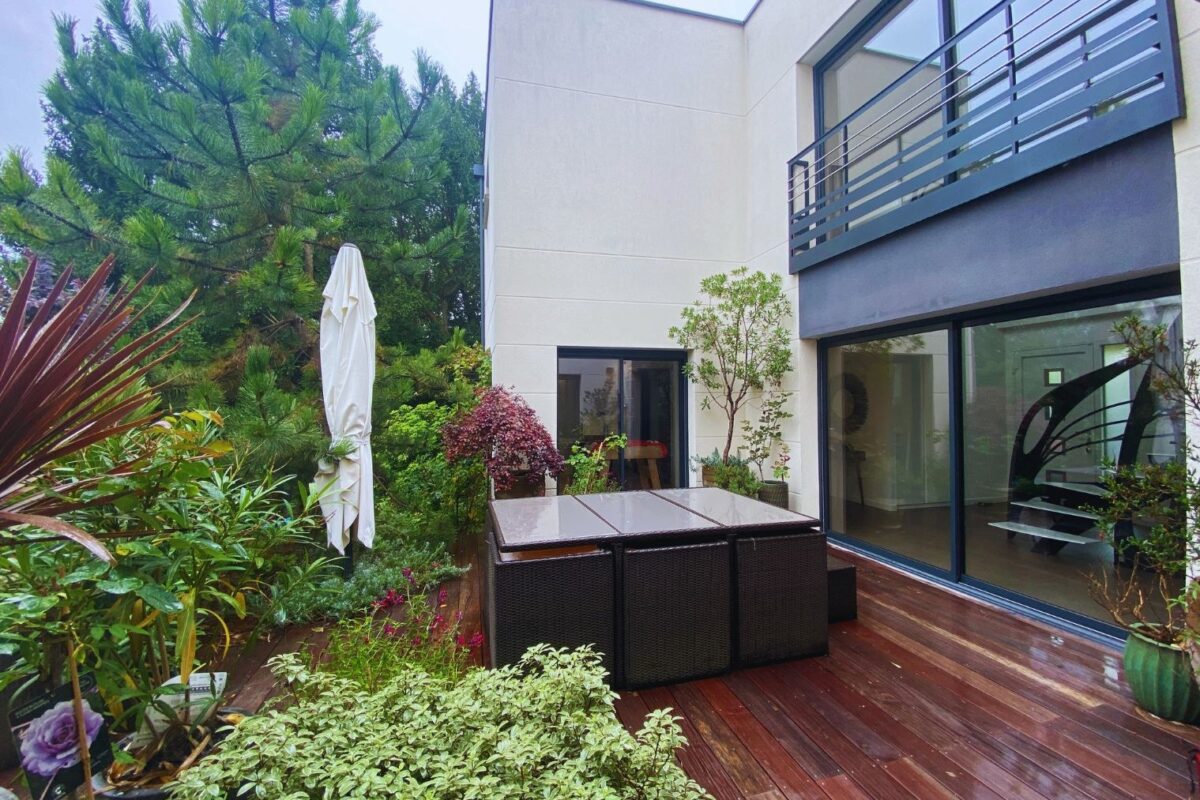 Jardin et terrasse de la maison individuelle construite en Île-de-France