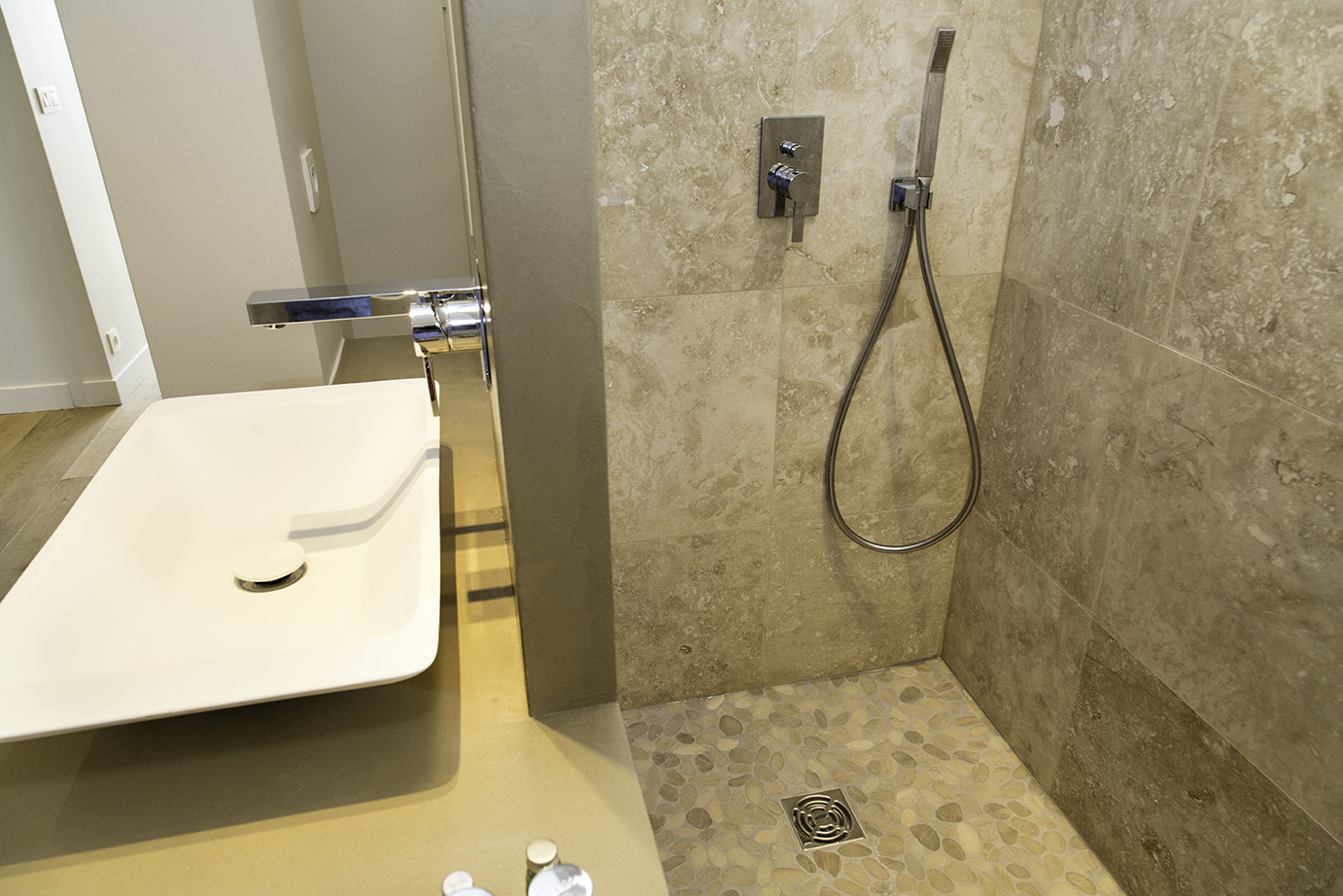 Salle de bains : douche à l'italienne en travertin