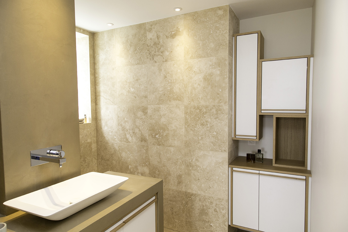Salle de bains : vasque en travertin et rangements intégrés