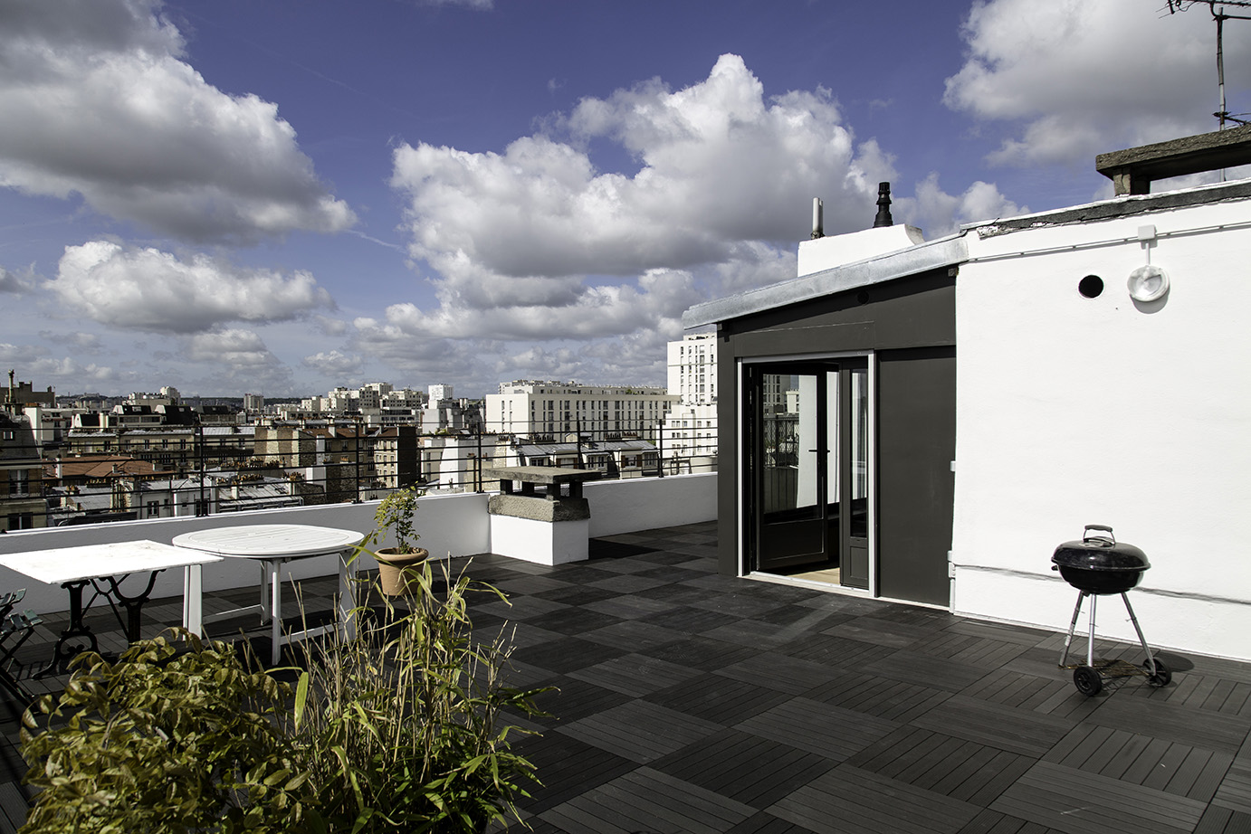 Terrasse en toiture et édicule d'accès vitré, vue sur Paris