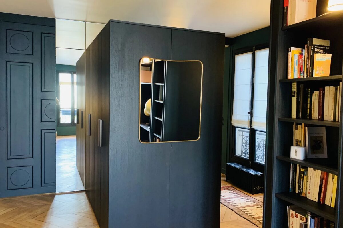 Boiseries noires et bibliothèque du duplex devenu triplex, Paris IX