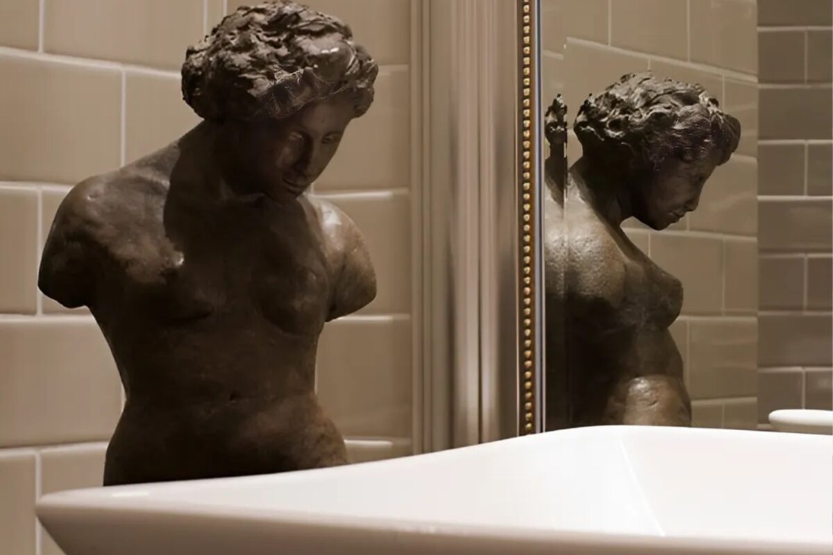 Salle de bains, baignoire et sculpture en bronze